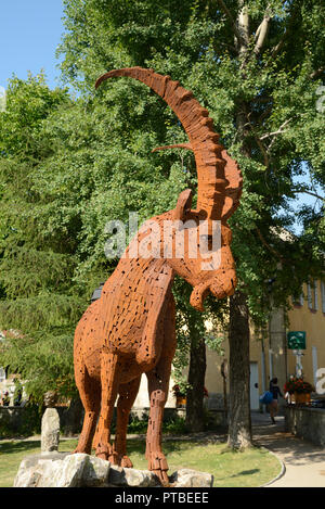 Eisen oder Metall Skulptur eines alpinen Steinbock, Capra ibex, aka Steinbock Steinbock oder Bouquetin, Dorfplatz, Colmars-les-Alpes Frankreich Stockfoto