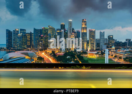 Infinity Pool und Bankenviertel Skyline in der Dämmerung, Singapur Stockfoto