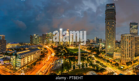 Panoramablick auf das Bankenviertel Skyline bei Nacht, Singapur Stockfoto