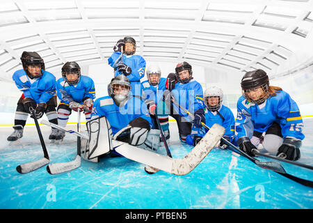 Portrait von glücklichen Jungen und Mädchen, Eishockey, in Ruhe nach dem Spiel Stockfoto