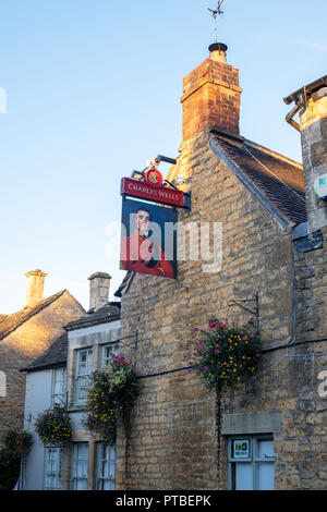 Herzog von Wellington pub Schild am frühen Morgen im Herbst. Bourton auf dem Wasser, Cotswolds, Gloucestershire, England Stockfoto