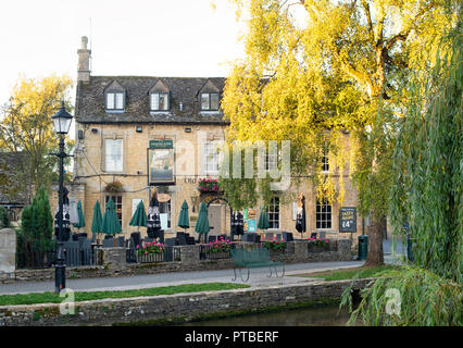 Old Manse Hotel am frühen Morgen im Herbst. Bourton auf dem Wasser, Cotswolds, Gloucestershire, England Stockfoto