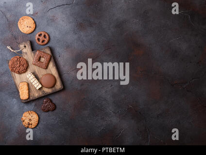 Hafer und Schokolade cookies Auswahl auf Holzbrett auf Stein Küche Hintergrund Stockfoto