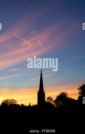 Burford Kirche bei Sonnenuntergang im Herbst. Burford, Cotswolds, Oxfordshire, England. Silhouette Stockfoto