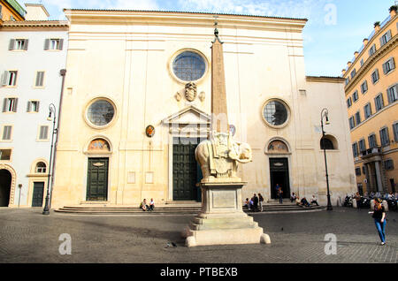 "Il Pulcino Della Minerva" eine Skulptur eines Elefanten tragen einen Obelisk von Bernini vor Santa Maria Sopra Minerva Church - Rom, Italien. Stockfoto