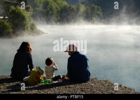 Familie oder Junges Paar mit Mädchen oder Tochter Picknick auf der nebligen See Castillon in der Verdon Regional Park Französische Alpen Frankreich Stockfoto