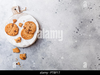 Gesunde organische oat Cookies mit Schokolade auf Holzbrett auf Stein Küchentisch Hintergrund. Stockfoto