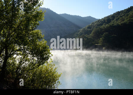 Morgen Nebel steigt auf der Castillon See im Tal des Verdon Alpes-de-Haute-Provence, Frankreich Stockfoto