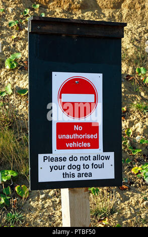 In einer Bekanntmachung Keine Zufahrt für unbefugte Fahrzeuge und kein Hundekot an der Basis der Zugang zum Strand an der West Runton, Norfolk, England, UK, Europa. Stockfoto