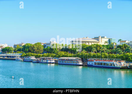 Guadalquivir Fluss in Stadtteil Triana. Sevilla, Andalusien, Spanien Stockfoto