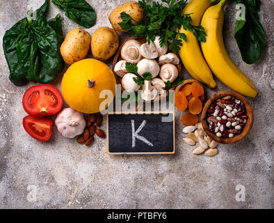 Produkte Kalium enthalten. Gesunde Ernährung Konzept Stockfoto