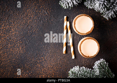 Traditionelle Weihnachten Winter trinken Eierlikör in Gläsern Stockfoto