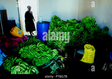 Vila do Maio, Maio, Kap Verde - Jan 5 2016: ältere Frau verkaufen Bananen aus Ihrem vorderen Zimmer Stockfoto