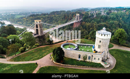 Drone Schuß von Clifton Suspension Bridge mit der Informationsstelle im Vordergrund, Bristol, England Stockfoto