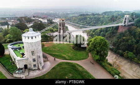 Drone Schuß von Clifton Suspension Bridge mit der Informationsstelle im Vordergrund, Bristol, England Stockfoto