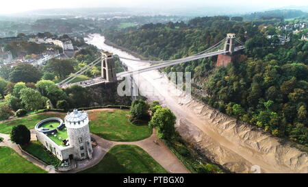 Drone Schuß von Clifton Suspension Bridge mit der Informationsstelle im Vordergrund, Bristol, England Stockfoto