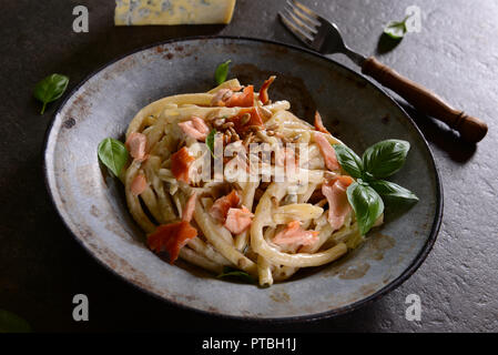 Pasta mit Räucherlachs, gorgonzol und geröstete Sonnenblumenkerne Stockfoto