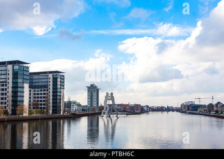 Molecule Man Skulptur auf der Spree in Berlin, Deutschland Stockfoto