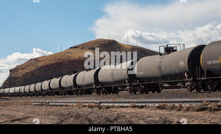 Eisenbahnkesselwagen mit Gefahrgut auf einem Abstellgleis in einem Zug Hof. Stockfoto
