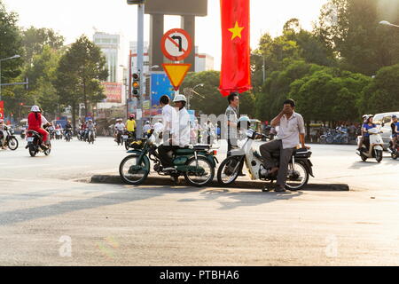 HO CHI MINH CITY - Februar 4: Menschen auf Motorräder auf einer belebten Straße, am 4. Februar 2012 in Ho Chi Minh City, Vietnam. Stockfoto