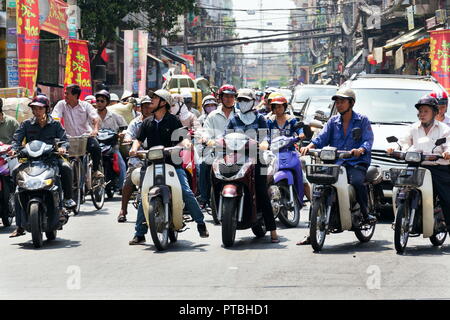 HO CHI MINH CITY - Februar 4: Menschen auf Motorräder auf einer belebten Straße, am 4. Februar 2012 in Ho Chi Minh City, Vietnam. Stockfoto