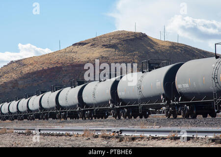 Eisenbahnkesselwagen mit Gefahrgut auf einem Abstellgleis in einem Zug Hof. Stockfoto