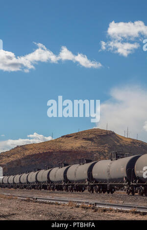 Eisenbahnkesselwagen mit Gefahrgut auf einem Abstellgleis in einem Zug Hof. Stockfoto