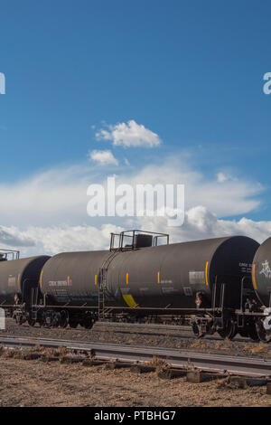 Eisenbahnkesselwagen mit Gefahrgut auf einem Abstellgleis in einem Zug Hof. Stockfoto