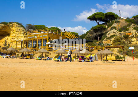 28. September 2018 eine Strandbar und Liegestühle am Praia do Inatel in Richtung der Altstadt Albufeira an der Algarve mit Sonnenliegen und Sand Stockfoto