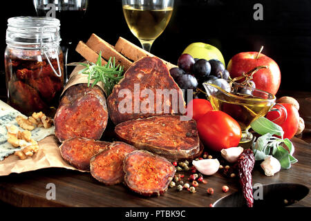 Zusammensetzung mit Vielfalt von Bio-lebensmitteln auf Holzbrett. Kroatisch Essen Stockfoto