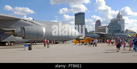 Ebenen und Besucher auf der Burke Lakefront Asphalt in der Innenstadt von Cleveland, Ohio, USA, für die 2018 National Air Show. Stockfoto
