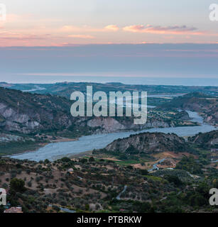 Sunrise Valley in der Nähe von alten mittelalterlichen Stilo berühmten Dorf in Kalabrien, Süditalien. Stockfoto