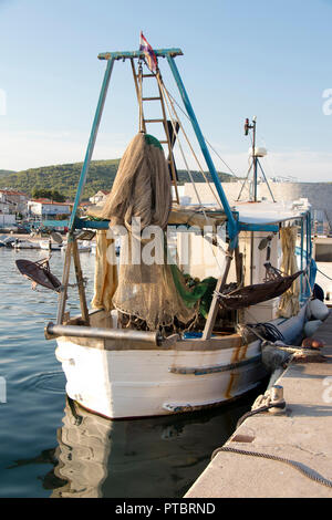 Tribunj, Kroatien - 24. August 2018: Fischtrawler Boot mit Ausrüstung für traditionelle Techniken der kommerziellen Fischerei in der Adria, am Pier Stockfoto