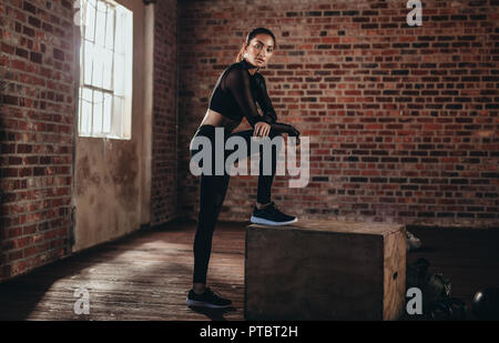 Portrait passen Frau, die in der Turnhalle. Frauen tragen Sportswear auf Kamera. Stockfoto