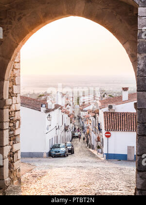 Estremoz, Portugal - 22. August 2018: direita Straße in Estremoz, Evora, Portugal, bei Sonnenuntergang, als von Arco de Santarem gesehen. Stockfoto