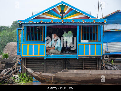 Kambodschanischen stehende Frau an der Tür ihres Hauses auf dem schwimmenden Dorf am Tonle Sap See, Provinz Siem Reap, Chong Kneas, Kambodscha Stockfoto
