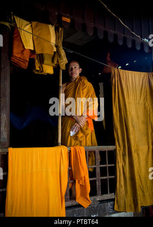 Kambodschanischen Mönch in einem Kloster mit Kleider trocknen, Battambang Provinz, in Battambang, Kambodscha Stockfoto