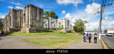 Cartago, Costa Rica - 19 August, 2015: die Menschen hinter den historischen Santiago Apostol Pfarrei Ruinen. Panorama von Cartago, Costa Rica. Stockfoto