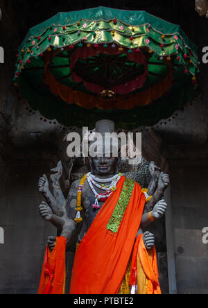 Statue von Vishnu, der hinduistische Gott im Inneren der Türme von Angkor Wat, Provinz Siem Reap, Angkor, Kambodscha Stockfoto