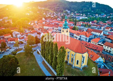 Stadt von Samobor square Antenne brennenden Blick auf den Sonnenuntergang, im Norden Kroatiens Stockfoto