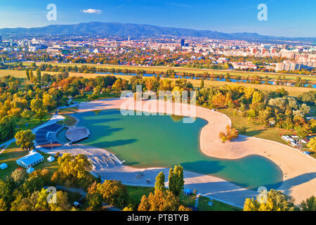 Bundek See und die Stadt Zagreb Antenne herbst Blick, der Hauptstadt von Kroatien Stockfoto