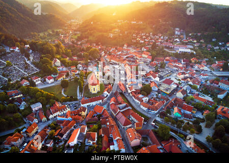 Stadt von Samobor Antenne brennenden Blick auf den Sonnenuntergang, im Norden Kroatiens Stockfoto