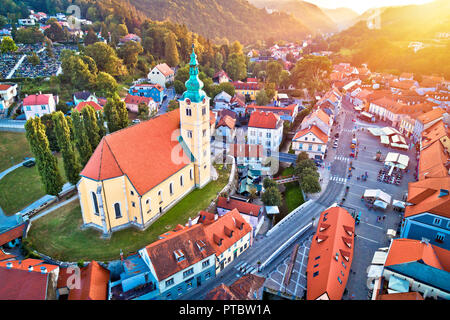 Stadt von Samobor square Antenne brennenden Blick auf den Sonnenuntergang, im Norden Kroatiens Stockfoto