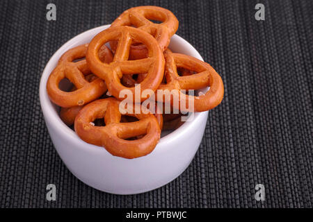 Gesalzene Mini Brezel in einer weißen Schüssel. Close Up. Stockfoto