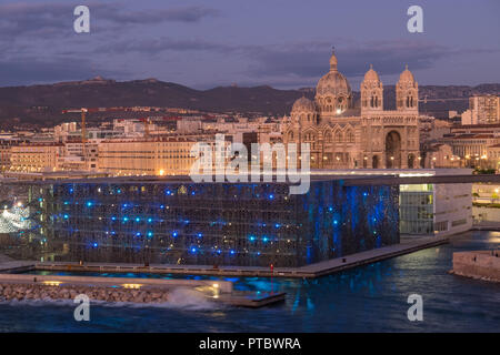 MUCEM - Museum der Zivilisationen d'Europe et de Méditerranée UND DIE KATHEDRALE VON LA MAJOR - MARSEILLE - Frankreich bei Nacht Stockfoto