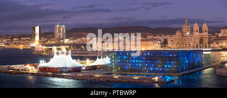 MUCEM - Museum der Zivilisationen d'Europe et de Méditerranée UND DIE KATHEDRALE VON LA MAJOR - MARSEILLE - Frankreich bei Nacht Stockfoto