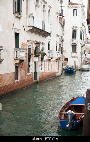 Einer der Kanäle in Venedig, Italien mit Boote angedockt und Eingang zu Hause Stockfoto