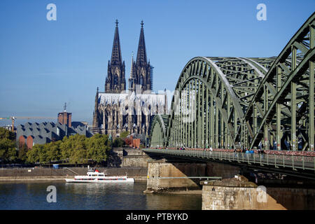 Die berühmten Hohenzollern Brücke über den Rhein in Köln. Einer der geschäftigsten Eisenbahnbrücken in Deutschland Stockfoto