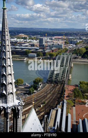 Die beeindruckenden Blick nach Osten über den Rhein und die Burg Hohenzollern Eisenbahnbrücke in Köln von den Höhen des Doms. Stockfoto