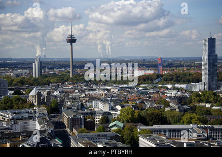Der Blick North West von der Aussichtsplattform im Turm der gotischen Kölner Dom zeigt die noch größer Colonius Turm Stockfoto
